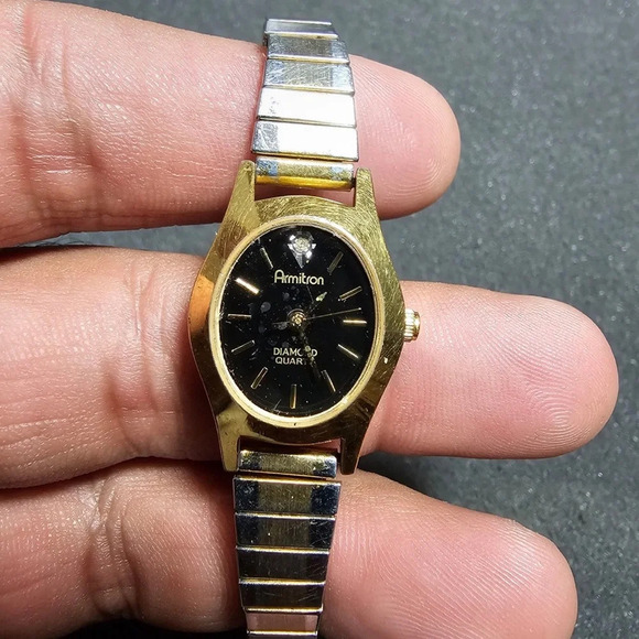 Armitron Diamind Quartz Ladies Watch Gold Tone Black Dial Working 25/5116 - Picture 2 of 9